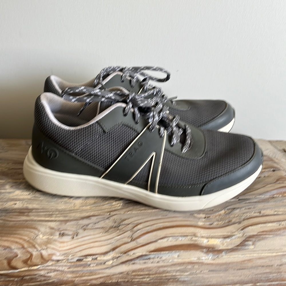Alegria by PG Lite TRAQ women’s walking sneakers Sz euro 37 (7-7.5) Qarma Grey